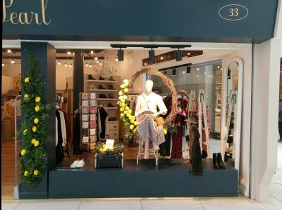 Bow and Pears fashion boutique window display with lemons-2