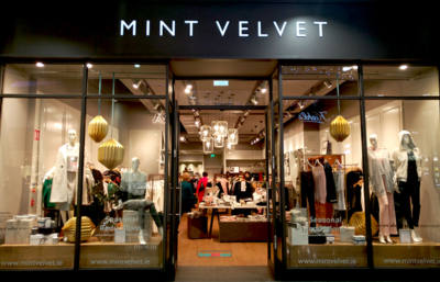 Mint Velvet Christmas 2018 window display. Dublin, Ireland