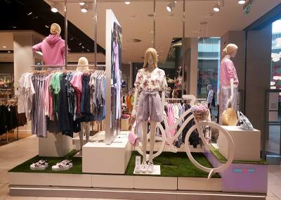 Van Graaf in store display with pink bike-3